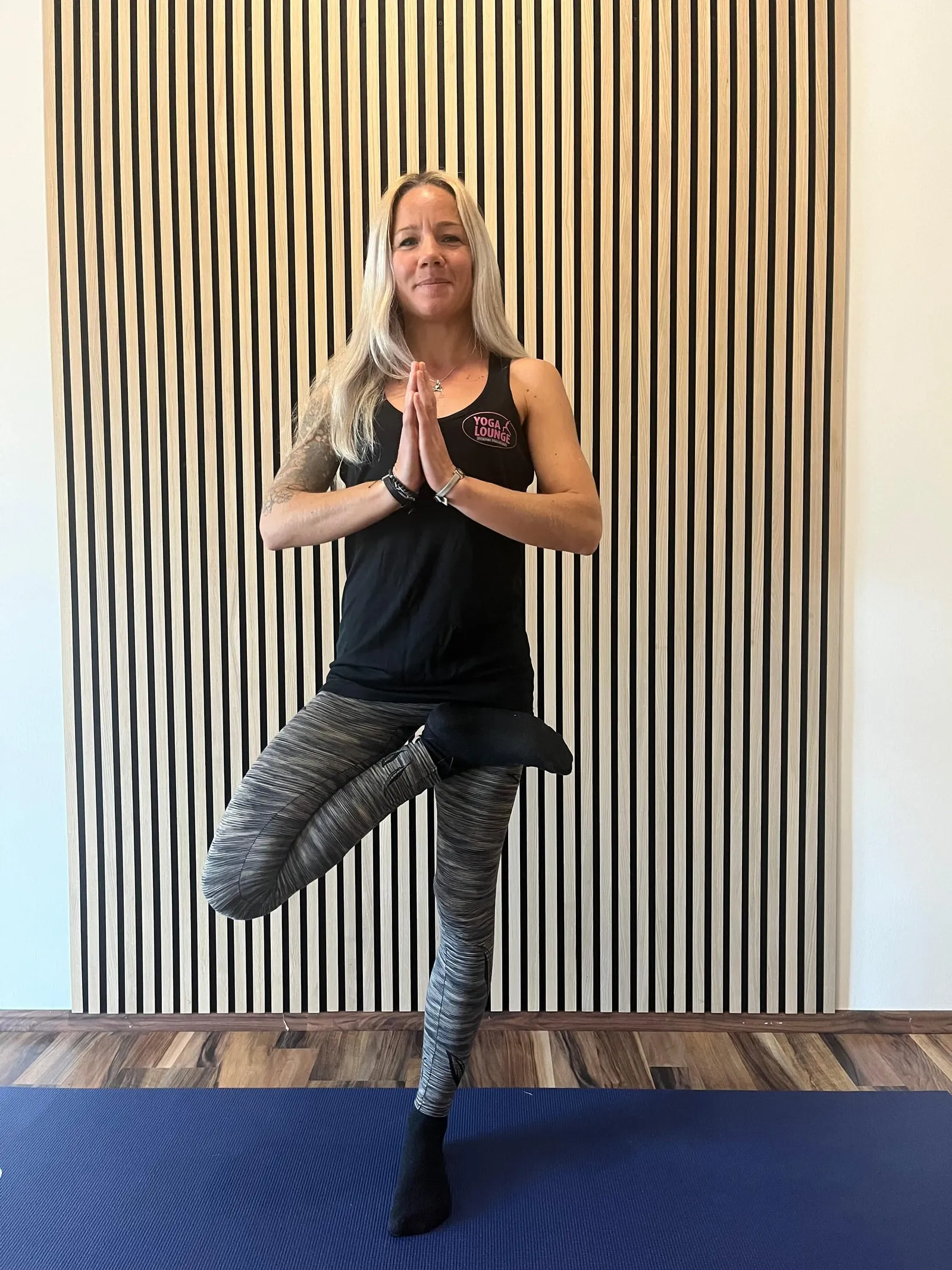 Nadja im Baum auf der Yogamatte