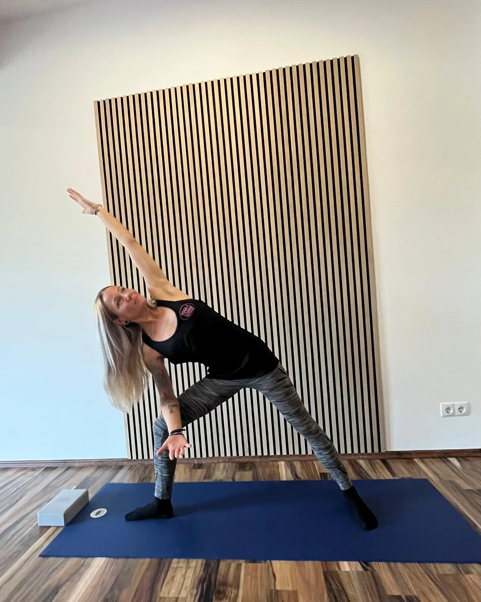 Nadja in einer seitlichen Dehnung auf der Yogamatte