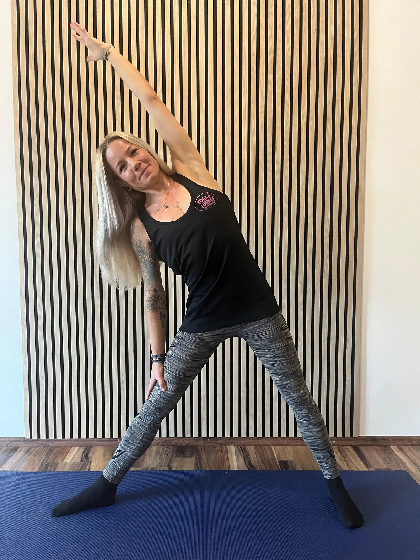 Nadja im gestreckten Dreieck auf der Yogamatte