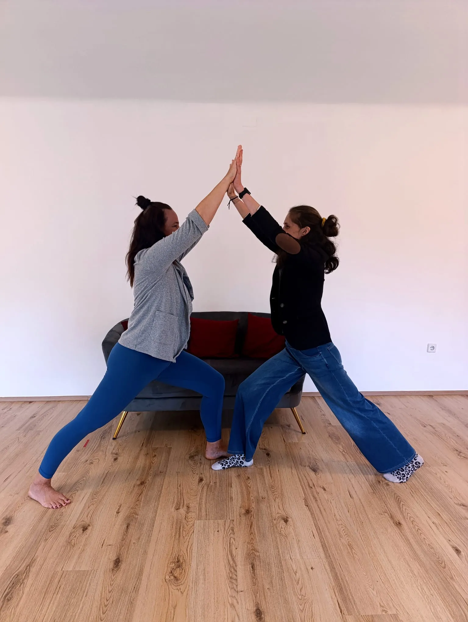 Anschi und Madlen in einer Partner-Yogahaltung