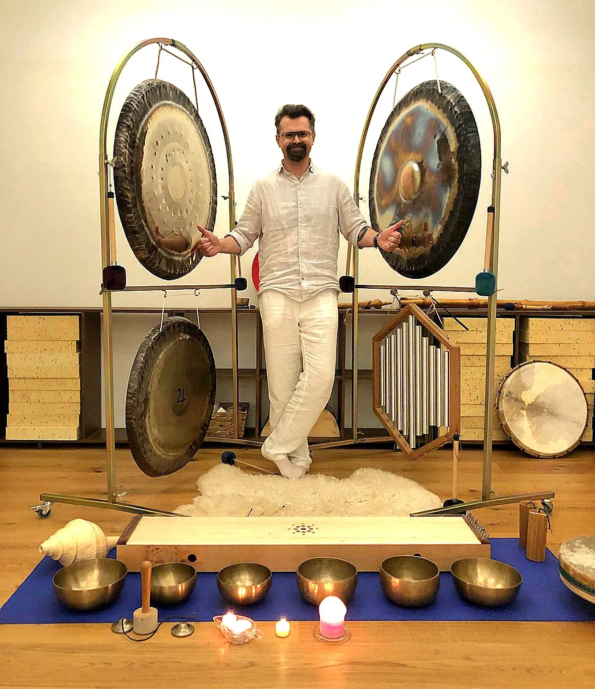 Dariusz Domanowski zwischen großen Gongs und Klangschalen