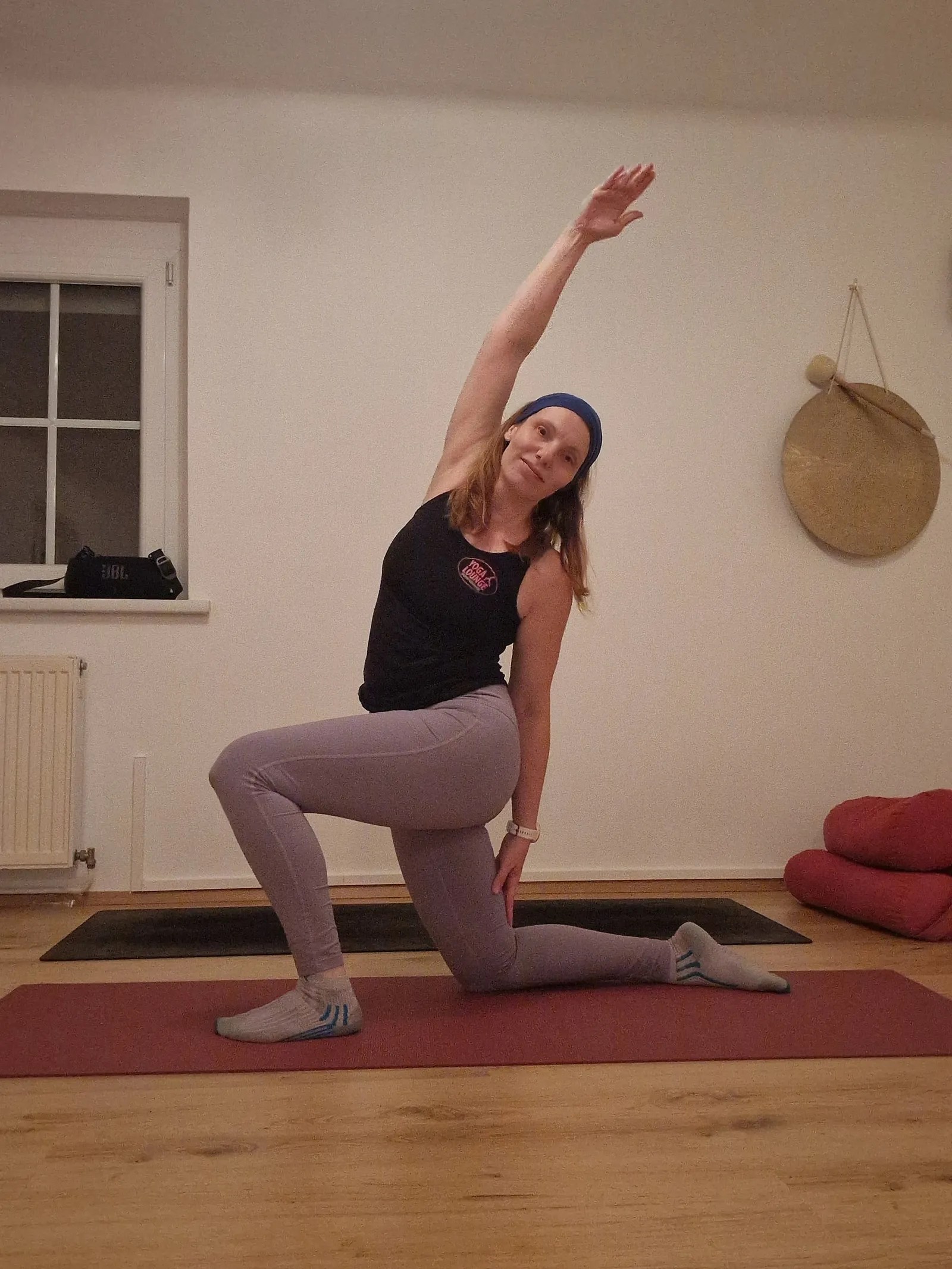 Claudia in einer seitlichen Dehnung im Yogaraum