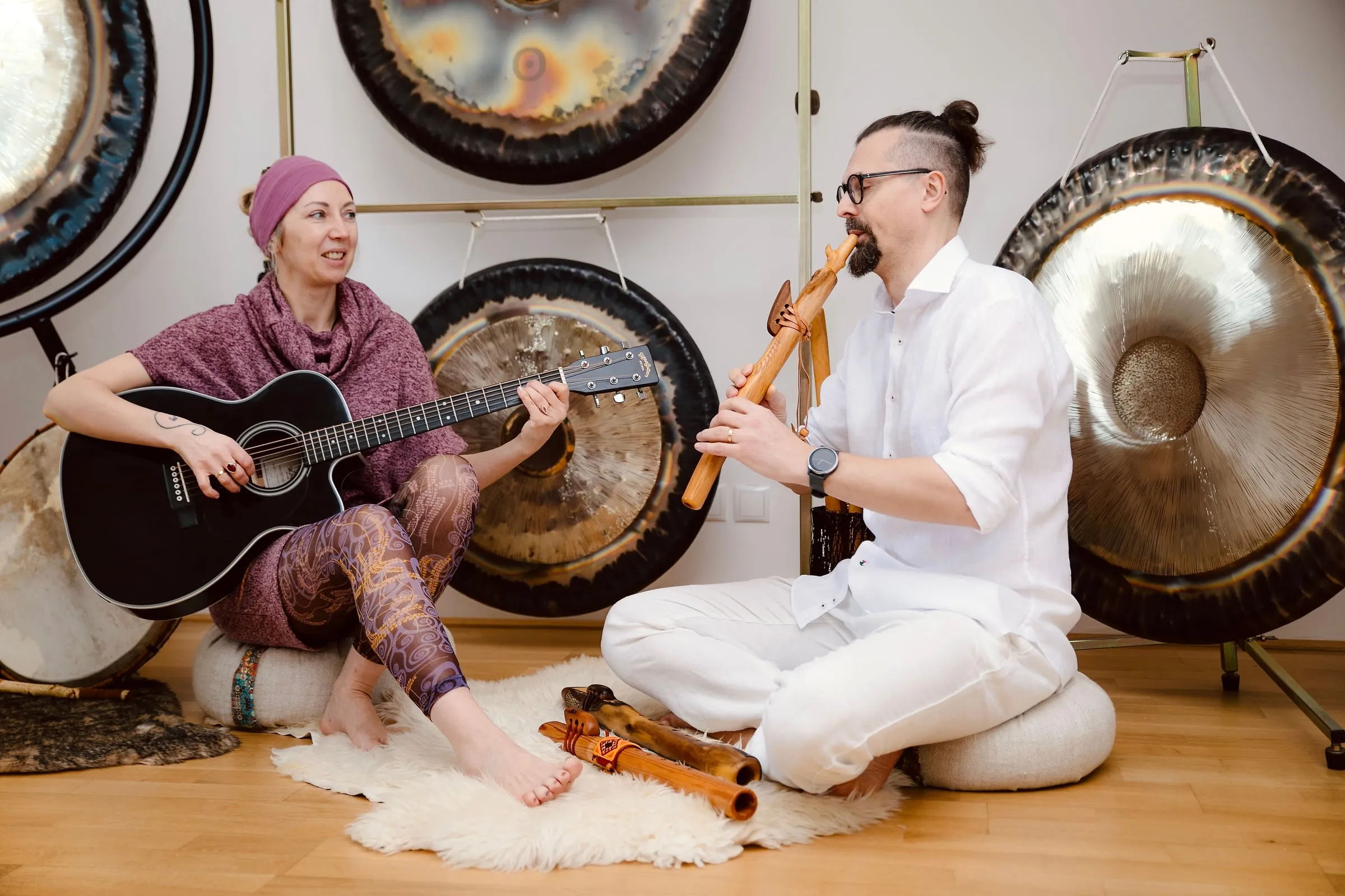 Klangbad mit Gitarre, Flöte und großen Gongs