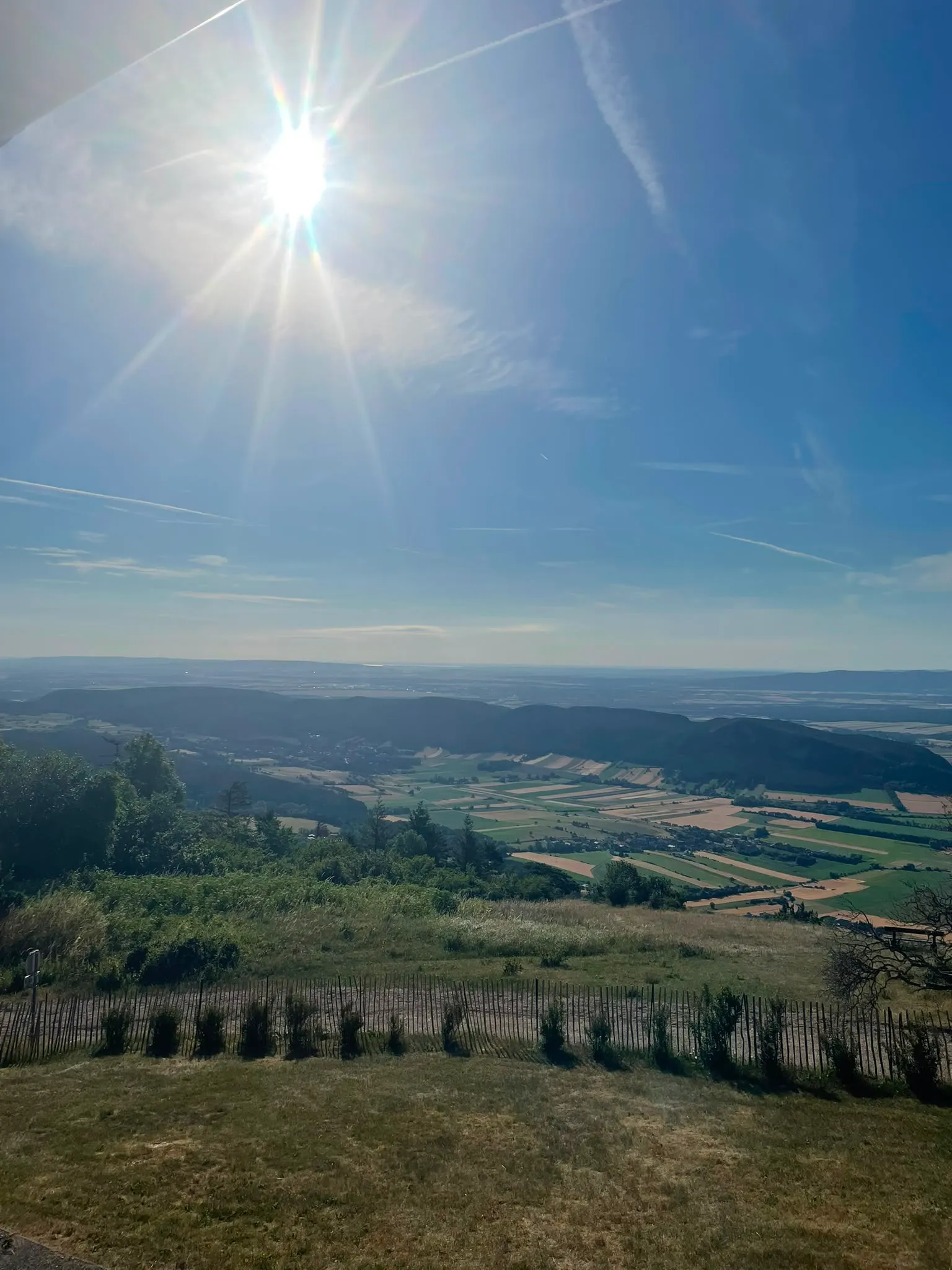 Weiter Blick von der Hohen Wand ins Tal bei Sonnenschein