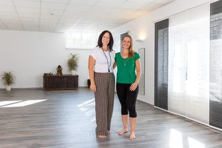 Madlen und Shakiri lächeln in einem hellen Yogaraum